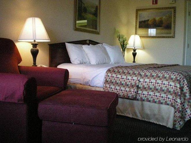 Baymont By Wyndham Roanoke Rapids Hotel Room photo